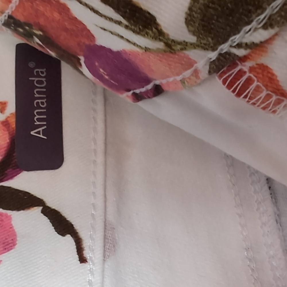 Gloria Vanderbilt White Floral High Rise Amanda Shorts. Size 16. NWT - Picture 9 of 15